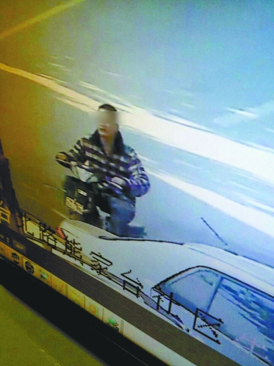 <em>睡衣男</em>持螺纹钢连<em>砸11</em>辆车|路口|挡风_凤凰资
