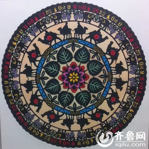 10月30日晚上8点多,辛崇花设计的团花《丝绸之路》大功告成。