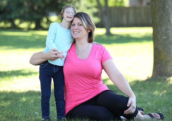 卡拉迪患有原始侏儒症，妈妈布丽安纳对女儿能努力像正常小孩一样生活感到非常骄傲。（网页截图）