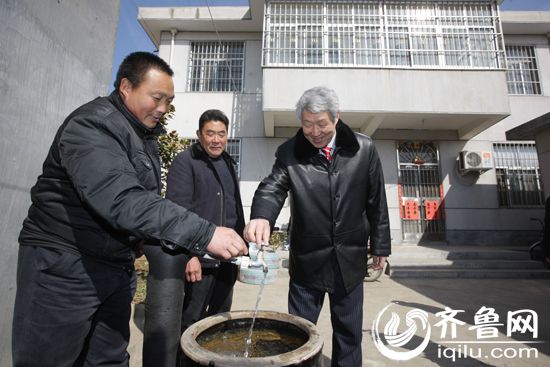 2011年2月18日， 赵志全代表在费县孟家山头村调研农村吃水问题。（资料图）