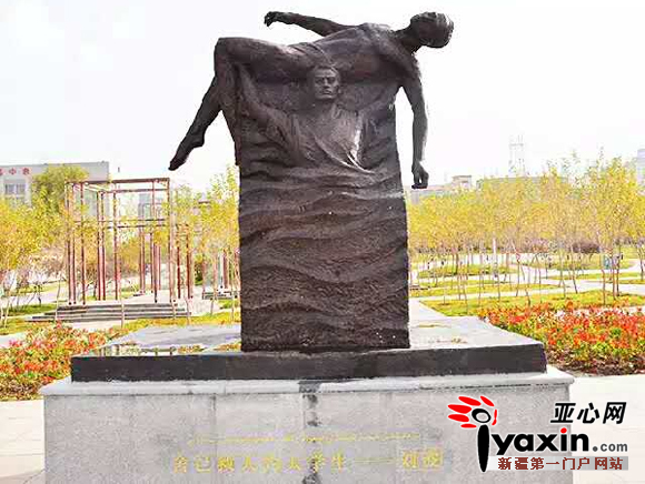 舍己救人的大学生刘波雕像。