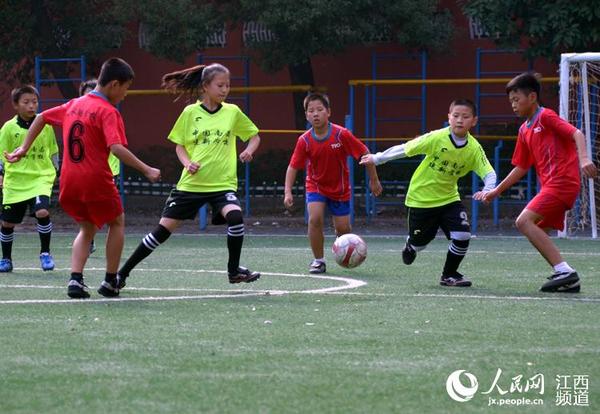 南昌:老国脚带出足球强校 30年校内对抗赛不间