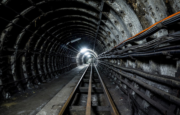 伦敦街头拥堵不堪,邮局地铁因此被引入。(网页截图)