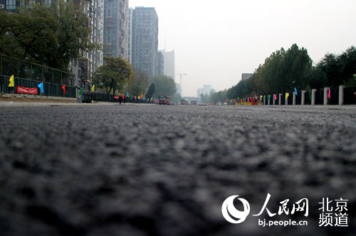 百子湾南路贯通施工现场。人民网 赵青 摄