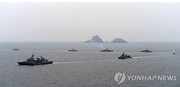 2014年11月24日韩国海军正在进行独岛防御训练(网页截图)