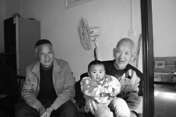 父亲捡回聋哑拾荒人32年来一家三代待他如亲人