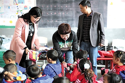 重药集团“爱心医药”城口行小分队慰问村小学生。