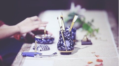 廖易德老师在网眼传媒互联网文化产业基地进行香道表演