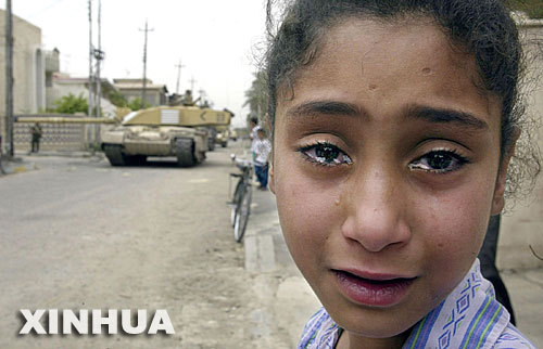 　　一名伊拉克女孩在英军坦克开进巴士拉时流泪哭泣。 （图片来源：新华网）