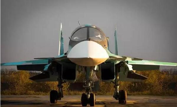 　　苏-34战斗轰炸机