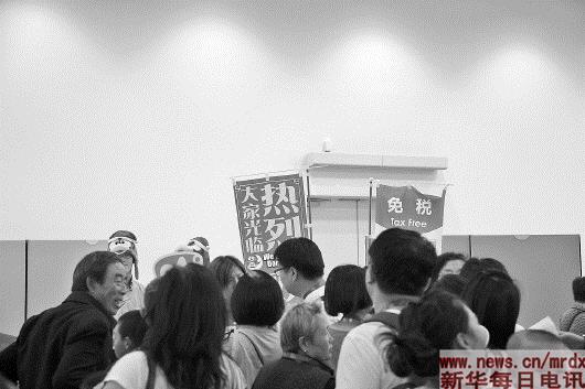 　　游客入关的时候,招客攻势已经开始。(雪茄　摄)