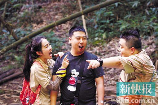 ■韩国导演示范舌头上放虫子。