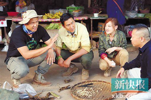 ■黑人和马德钟摆地摊。