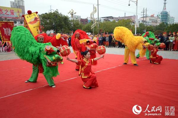 江西南丰县举行“南丰民间艺术街采活动”,展现该县丰厚历史底蕴。
