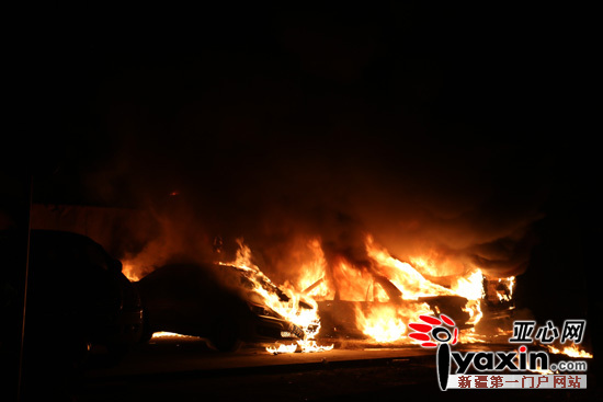 火势过大，引燃了周边停放的车辆。