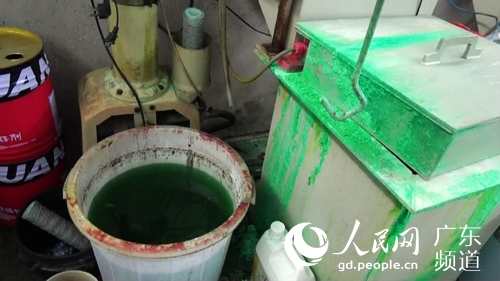 广州警方联合环保部门查处的某无证电镀厂作坊。来源：广州市公安局