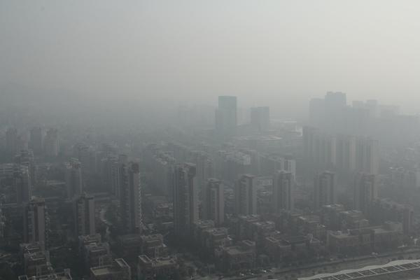 今明两天河北陷冬季雾霾 重污染天气市民需做