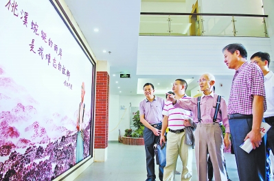 余光中（右二）在文学馆参观。