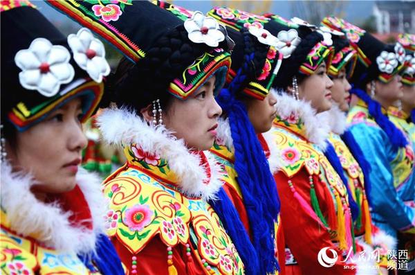 身着羌族服装羌族姑娘参加庆祝羌历年活动 吴天文/摄