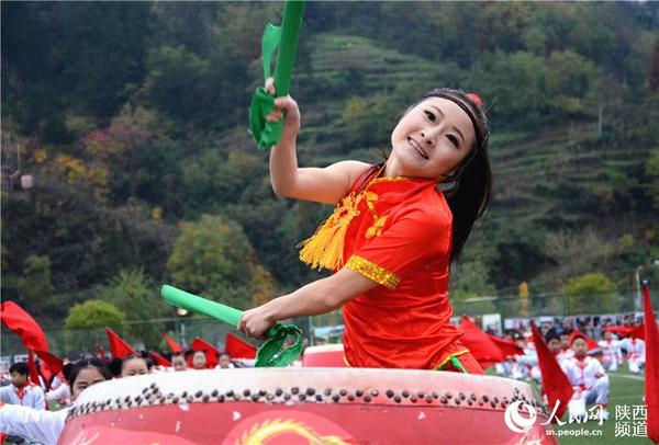 宁强县师生表演文艺节目。吴天文/摄