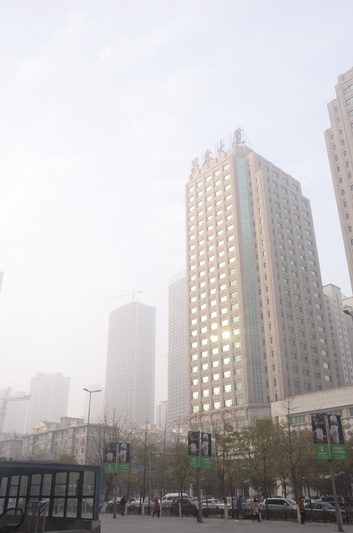 大雾笼罩沈城 空气转为轻度污染|天气预报|气象