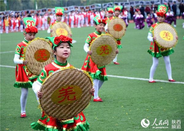 宁强县小学生在表演文艺节目。吴天文/摄