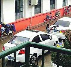 图为爆料微博中“差生被罚擦车”配图