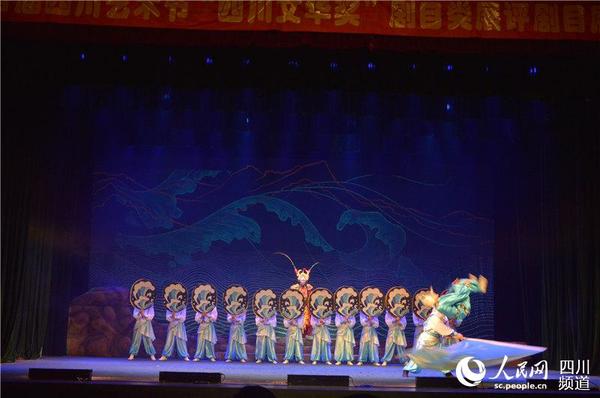 昨晚，首届四川艺术节文华奖展演剧目之一的川剧《望娘滩》在四川省川剧院上演。四川省文化厅供图