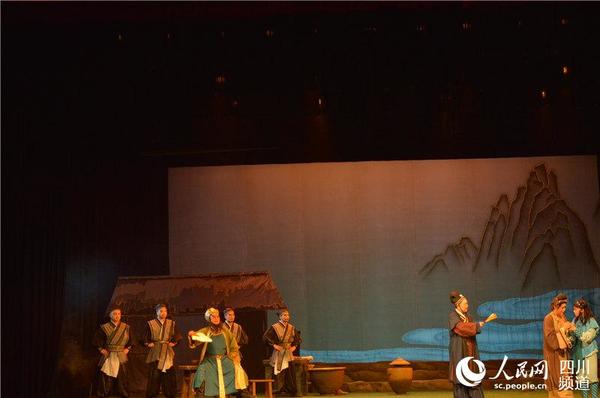 昨晚，首届四川艺术节文华奖展演剧目之一的川剧《望娘滩》在四川省川剧院上演。四川省文化厅供图