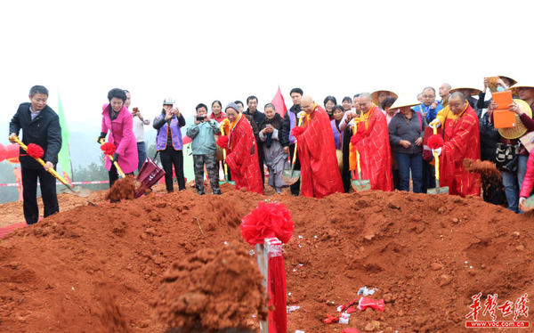 圣辉大和尚、诸山长老与领导嘉宾代表共同为九溪古寺万佛塔奠基培土。