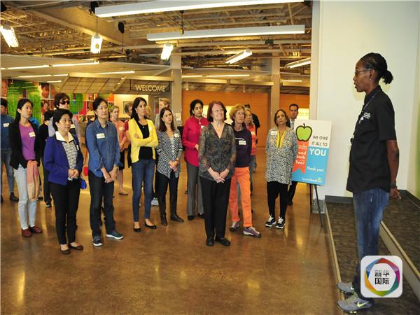 　　图为参加义工体验活动的中国驻休斯敦总领馆人员聆听赈济处工作人员介绍情况。