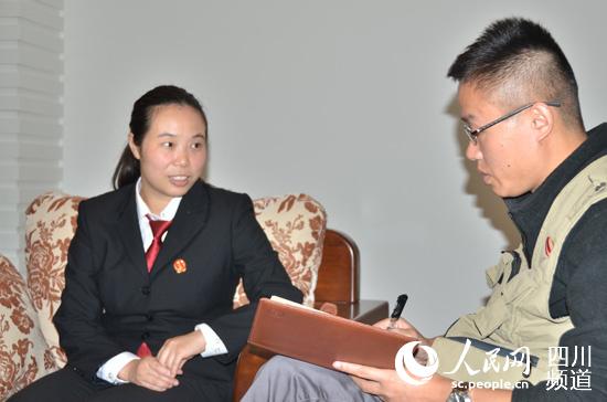 曾羽巾在接受人民网记者采访（毛建军 摄）