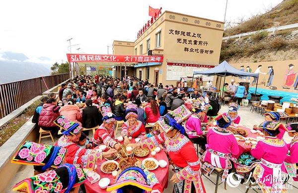 汶川县龙溪大门村举办羌家坝坝宴迎接羌年。图为坝坝宴现场。(伍排勇 摄)