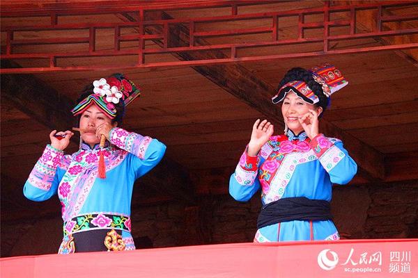 羌笛是羌族独有的乐器,茂县羌族群众正在演奏进行羌笛演奏。(郭文花 摄)