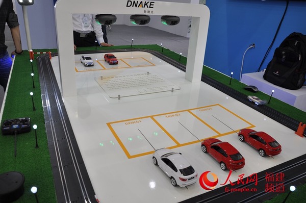 城市智慧停车云平台，可通过手机app预定停车位。陈遥 摄