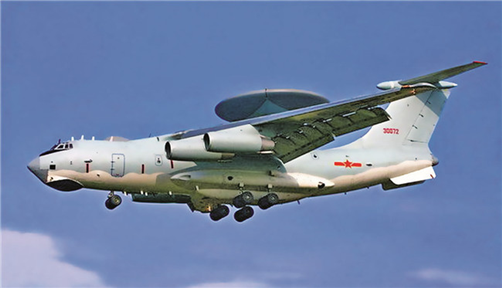 背负圆盘型天线罩的空警2000预警机。