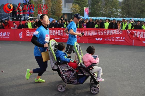 带着双胞胎一起参赛的父母