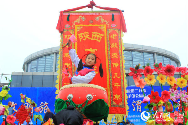 富平老庙老鼓表演。梁锦 摄