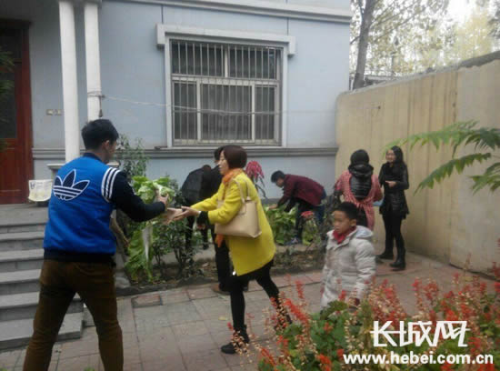 阳光公益志愿协会携手爱心车友会赴孤儿院慰问