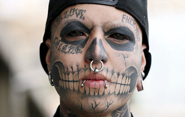 智利男子爱德华多·亨利奎兹（Eduardo Henriquez）展示自己的眼球。（网页截图）