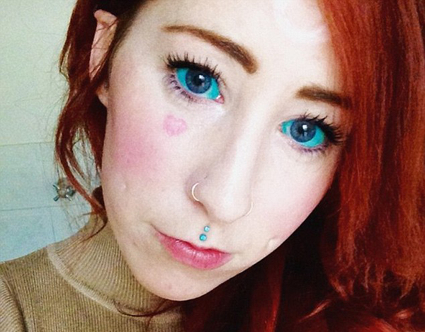 西澳大利亚州的凯莉·加斯（Kylie Garth）在自己的眼球上做了永久纹身。（网页截图）