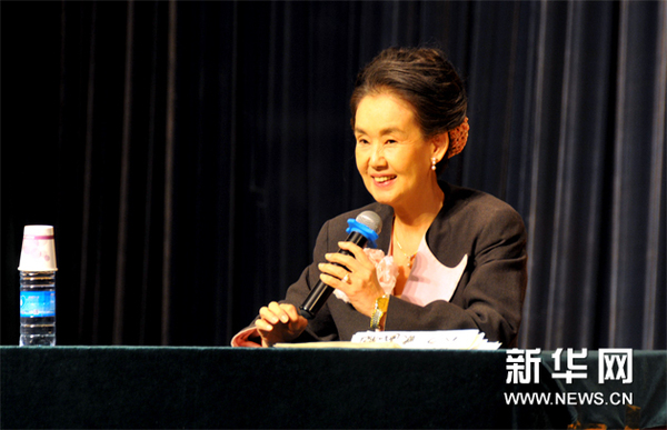 日本演员中野良子在“高仓健回顾展”开幕式上发言。(新华网 张一 摄)