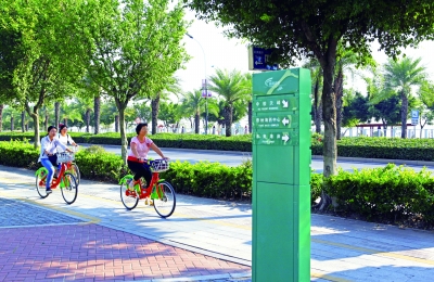 市民在海沧绿道骑行公共自行车。
