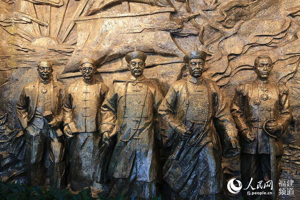 博物馆大堂，树立着左宗棠、沈葆桢等福州船政代表人物的浮雕 邹家骅摄