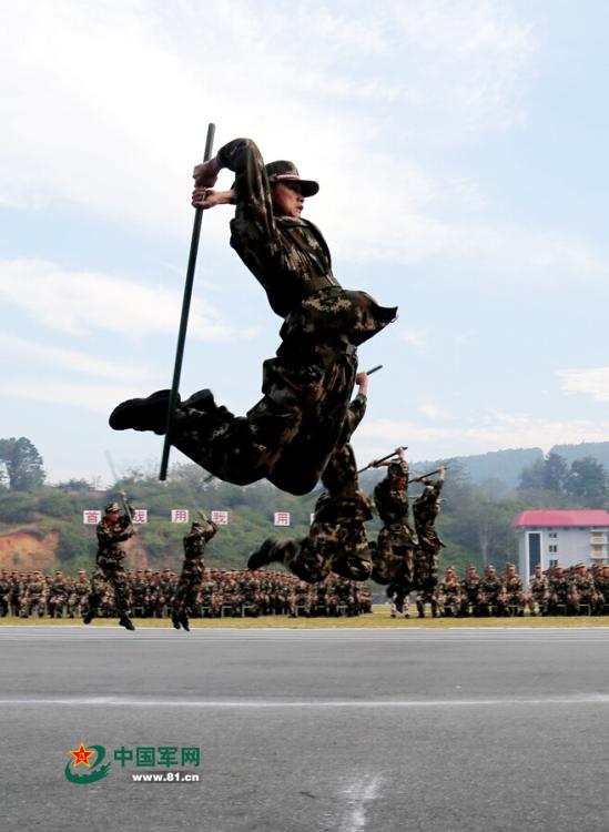 凌空劈杀!武警新兵开展应急棍术训练|四川|支队