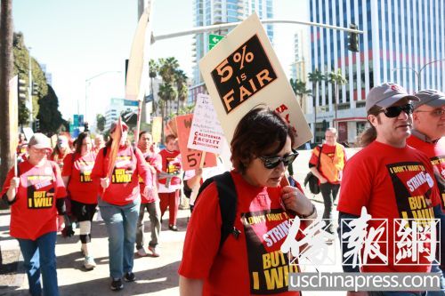美国加州华裔教师参与游行 要求涨工资(图)|学