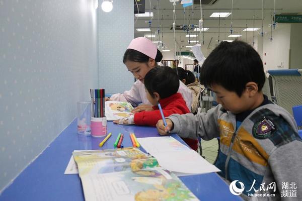 武汉医院儿科门诊设“图书角” 学生打着吊针写作业竞博APP(图1)