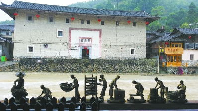 德昌楼外代表了土楼人家辛勤劳作的雕塑