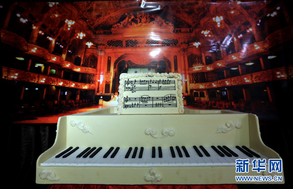 巧克力制作的钢琴 新华社发（米赫耶夫摄）