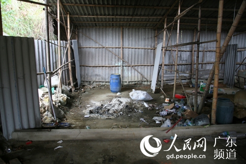 警方查获的制假盐窝点，环境卫生污浊不堪。广州市公安局供图